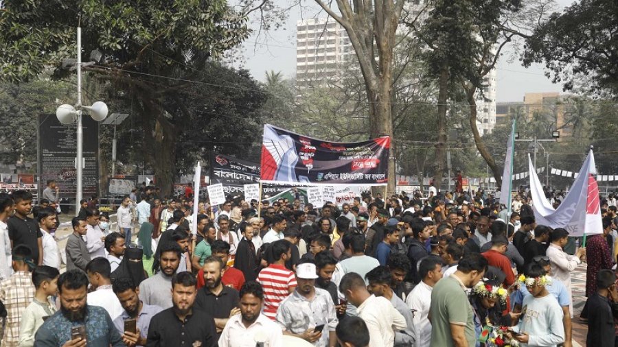দল-মত নির্বিশেষে সবাই শ্রদ্ধা জানাচ্ছেন শহীদ মিনারে