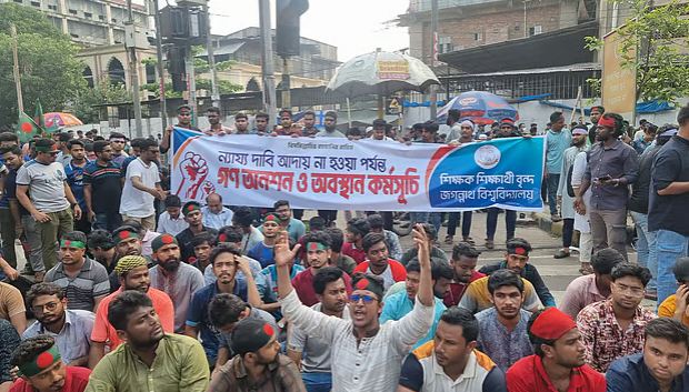 ৫০ ঘণ্টা ধরে অবস্থানের পর গণ-অনশনে জগন্নাথের শিক্ষক–শিক্ষার্থীরা