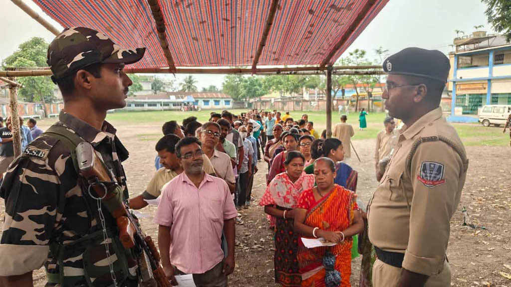 পশ্চিমবঙ্গ বিধানসভা নির্বাচনের প্রথম দফার ভোট চলছে